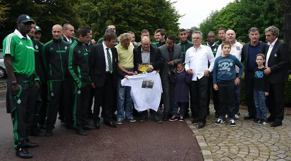 Le groupe Les Chocolat's et les joueurs de Saint-Étienne pour Hayat