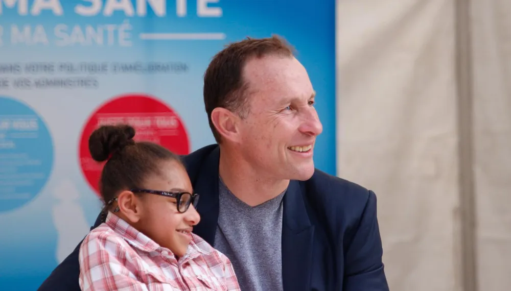 Hayat souriante aux côtés d'un soutien de l'association