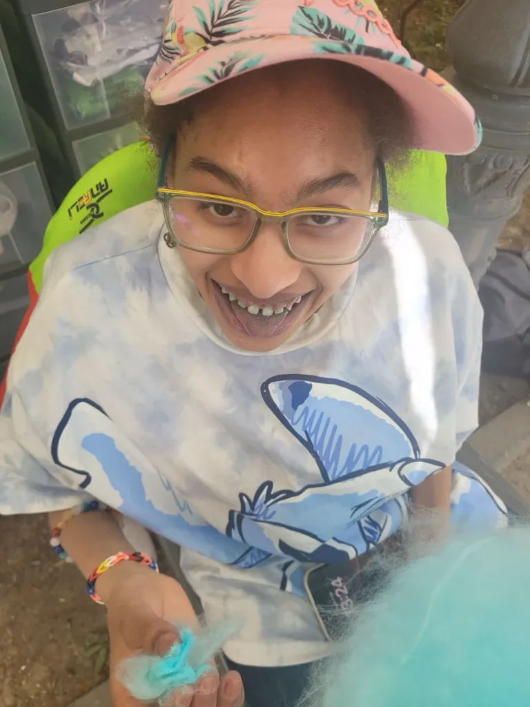 Hayat souriante, casquette et lunettes, en 2025