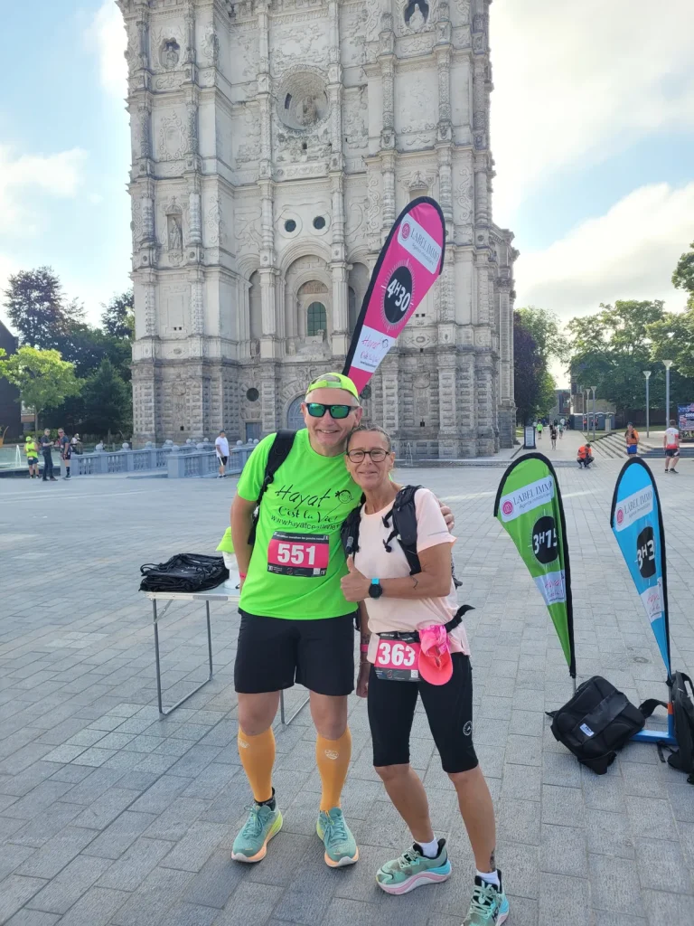 Coureurs de l'association Hayat c'est la vie devant l'abbaye de Saint-Amand-les-Eaux, au départ du Marathon des Gueules Noires 2025