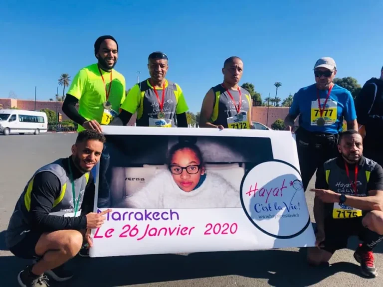 Coureurs de l'association avec la banderole Hayat au marathon de Marrakech 2020