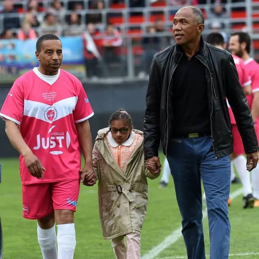 Antoine Kombouaré et Hayat sur la pelouse du Stade du Hainaut en 2016