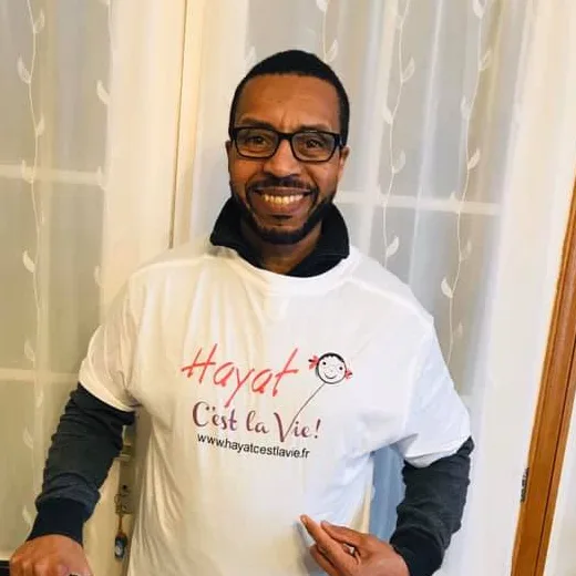 M’Bark Ben Balla, fondateur de l’association Hayat, c’est la vie !, en t-shirt de l’association